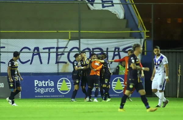 Versus / Trinidense remonta y derrota a Ameliano en una verdadero partidazo
