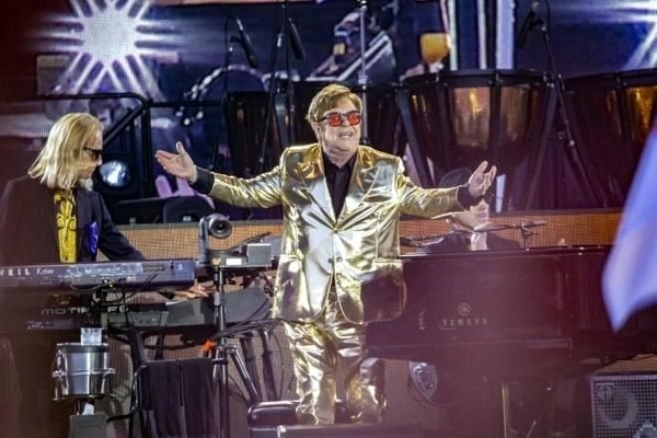 Multitudinaria despedida a Elton John | 1000 Noticias