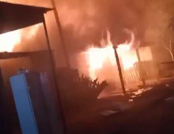 Incendio consume toda una vivienda - Oasis FM 94.3