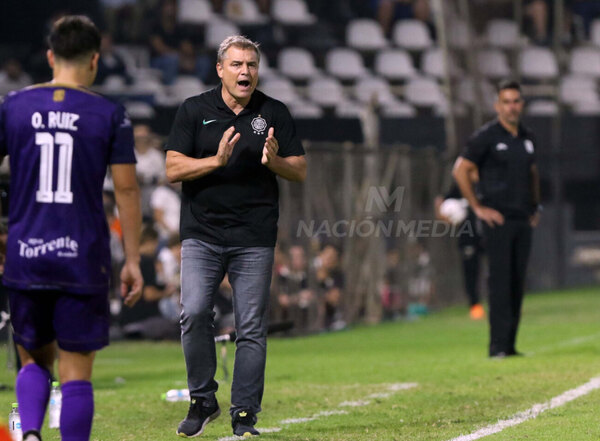Versus / Diego Aguirre y las deudas en Olimpia: "No tengo que justificar un mal resultado"