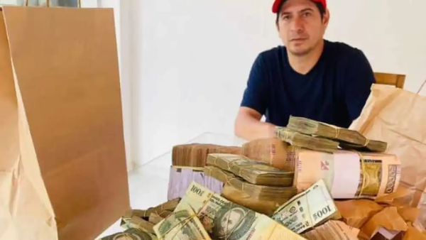 Dirigente colorado exhibe fajos de dinero para elecciones internas en Sapucái