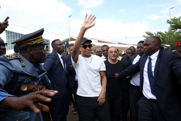 (VIDEO) Furor por visita de Mbappé a Camerún