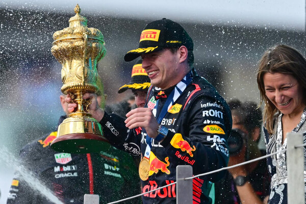 Versus / Max Verstappen triunfó en Gran Bretaña y se encamina a su tercer mundial