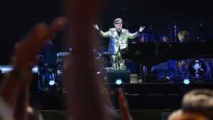 Seguidores de todo el mundo despiden a Elton John en su último concierto