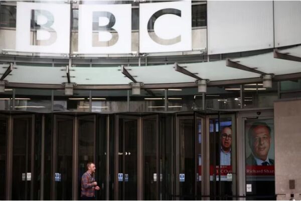 Escándalo en la BBC: investigan a un presentador de la cadena británica acusado de pagarle a un menor por fotos sexuales