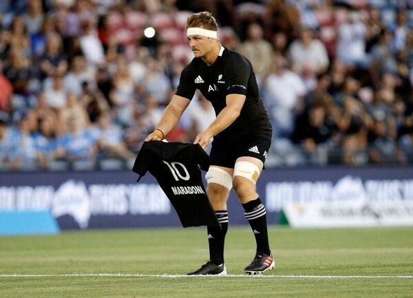 Versus / Irreal agresión del capitán de los All Blacks a un hincha argentino