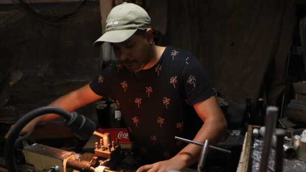 Aprendió a hacer botellas de baile para ayudar a su hermano
