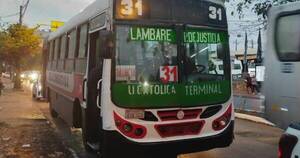 La Nación / Chofer y pasajera resultaron heridos durante un asalto en un bus
