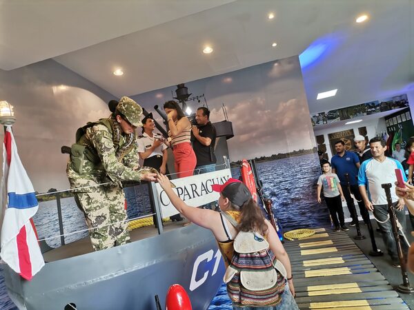 Conocemos al gatito cañonero y kuriju en el stand de las FFAA - C9N