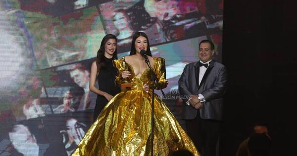 La Nación / ¡En motocarro y vestido! Laurys Dyva se robó la atención en los Premios Paraná