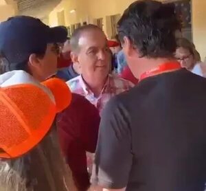 Video : ex senador Juan Darío Monges intenta agredir con un cabezazo a apoderado del partido oficialista en Sapucái - Nacionales - ABC Color