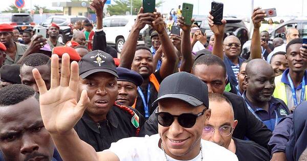 La Nación / ¡Polémico!, con resguardo militar Mbappé recorrió Camerún