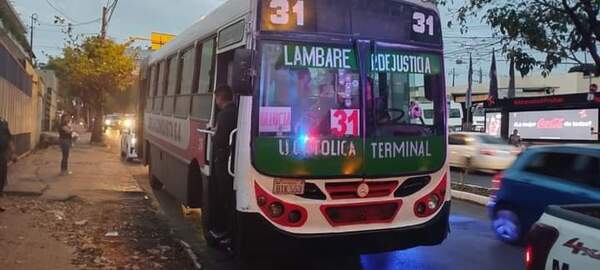 Tres menores detenidos tras asaltar a pasajeros en un micro