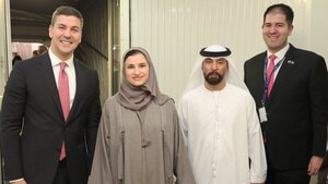 Santi arriba a Emiratos Árabes Unidos para reunirse con mandatario