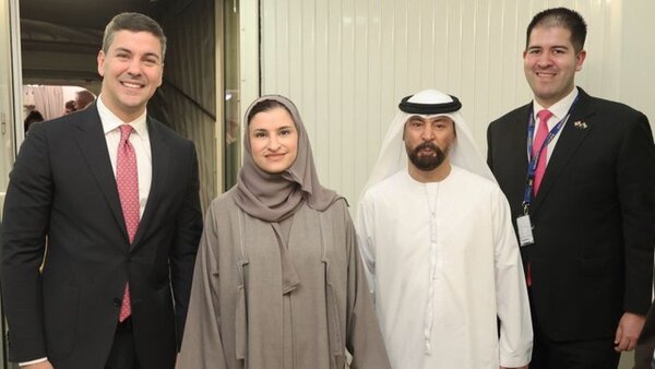 Santi arriba a Emiratos Árabes Unidos para reunirse con mandatario