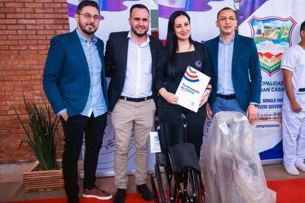 La Universidad Central del Paraguay entregó sillas de rueda al Hospital Regional