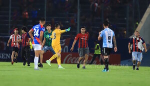 Versus / Hinchas de Cerro invaden el campo de juego para increpar a los jugadores
