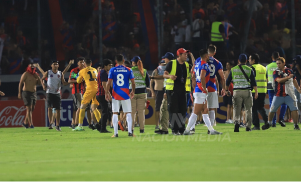 Hinchas cerristas invaden la cancha para reclamar a los jugadores