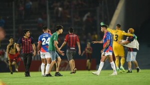 Bochornoso: Hinchas de Cerro Porteño invaden el campo