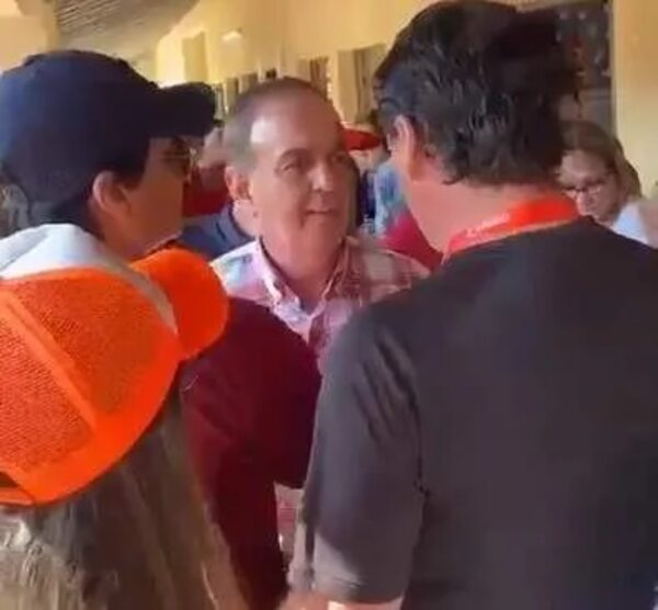 Incidentada elección en Sapucái, ex senador intentó agredir a apoderado del partido oficialista - Nacionales - ABC Color