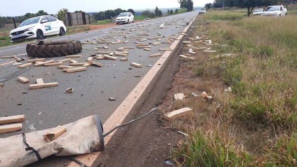 Accidente en Brasil deja drogas paraguayas esparcidas y un hombre muerto