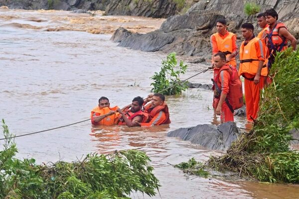 Incesantes lluvias dejan al menos 14 muertos y sumen en el desastre el norte de India - Mundo - ABC Color