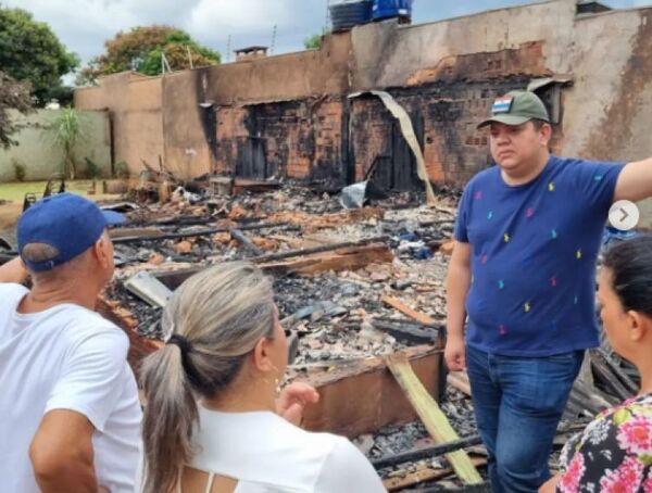 Gobernador electo asiste a familia que sufrió la quema de su casa
