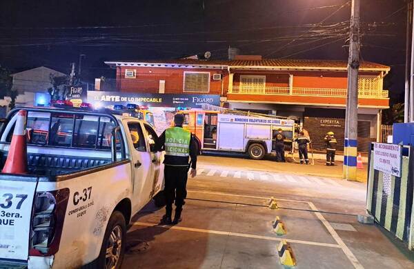 Bomberos controlan incendio en consultorio odontológico •