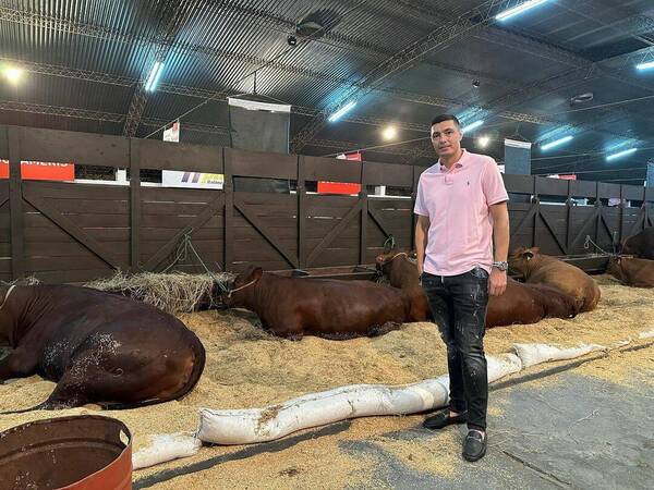 Partido rire: ¡Tacuara Cardozo se fue a vichear sus vacas en la Expo!