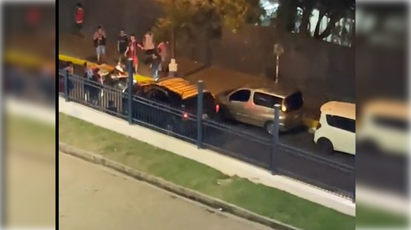 [VIDEO] Así, barras de Cerro Porteño robaron una motocicleta