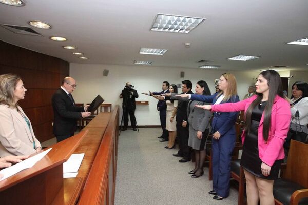Actuarios judiciales para Alto Paraná prestaron juramento de rigor