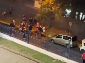 (Video) ¡Hinchas de Cerro intentaron robar una moto!