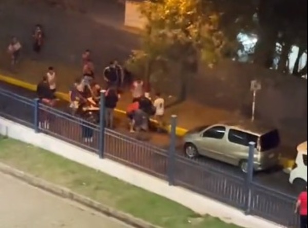 (Video) ¡Hinchas de Cerro intentaron robar una moto!