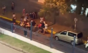 Versus / ¡Vergonzoso! Barras de Cerro intentaron robar una moto y agreden a periodista