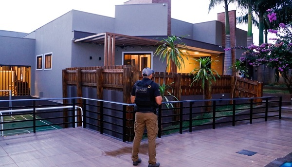 Realizan más de 30 allanamientos y detienen al marido de una fiscal en PJC