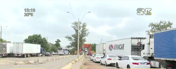 Puerto Falcón: La eterna espera para cruzar al vecino país - SNT