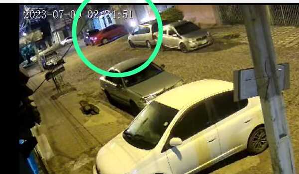 (Video) Mujer atropella portón para escapar de su expareja y fue baleada