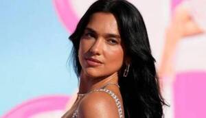 [GALERÍA] ¡Dejó poco a la imaginación! Dua Lipa apareció en el estreno de "Barbie" semi opívo