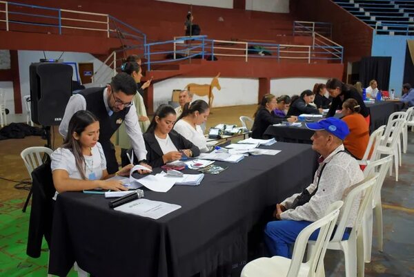 Más de 200 adultos mayores reciben su tarjeta para cobro de pensión en Villarrica - Nacionales - ABC Color