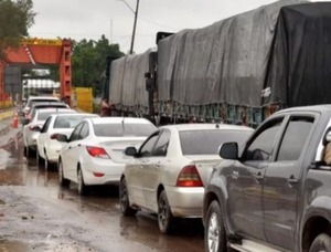 Diario HOY | Largas demoras para cruzar a Clorinda, en coincidencia con inicio de las vacaciones