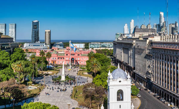 Las estimaciones de inflaci贸n en Argentina se desaceleran, pero al 142,4% para 2023 - Revista PLUS