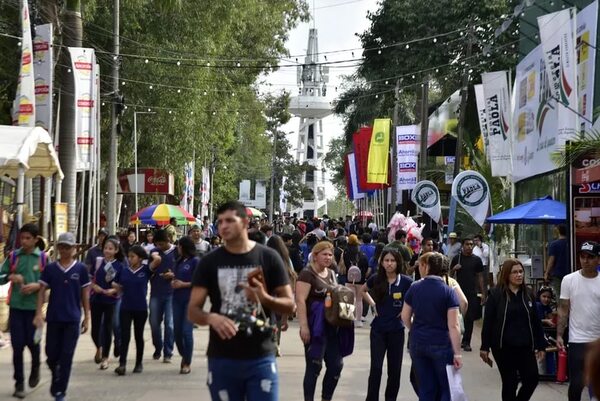 Activa participación en primer día para estudiantes en la Expo - Economía - ABC Color