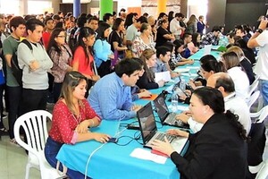 Personas interesadas en un trabajo formal tienen a mano 1.500 opciones laborales en la Feria de Empleo en la EXPO 2023 – La Mira Digital