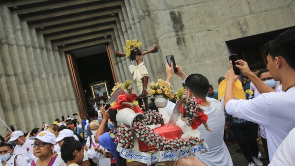 Veneran imagen de Cristo en medio de prohibiciones a iglesia en Nicaragua