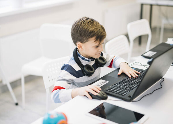 Instan a los padres a no utilizar la tecnología como “niñera” en estas vacaciones - ADN Digital