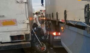 Motocas se salvan de morir aplastados sobre la Transchaco