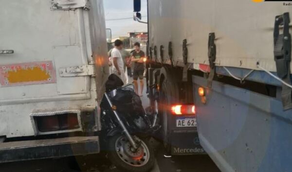 Motocas se salvan de morir aplastados sobre la Transchaco