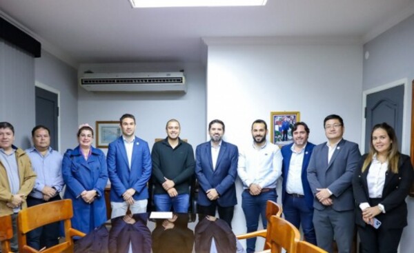 Coordinan trabajo con miras al partido Paraguay - Perú en CDE