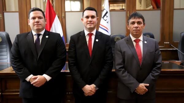 Rivas asume como presidente del JEM y declara que “adora” a Cartes