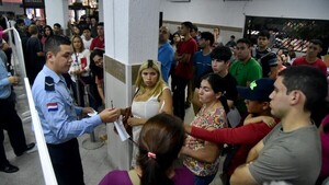 Afluencia por vacaciones y nuevo sistema hacen colapsar cedulación